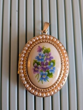 Vintage Avon Gold Tone With Porcelain Floral Locket